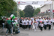 Start der 5,8 km Strecke mit Bürgermeisterin Strobl in vorderster Reihe (Fotos: Martin Schmitz)